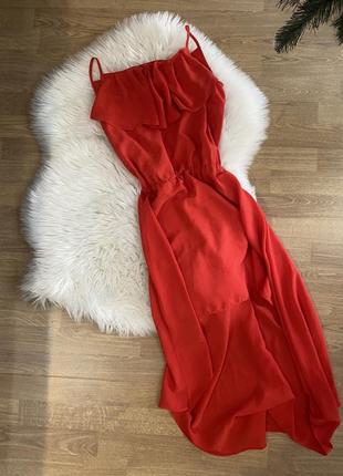 Червона сукня зі шлейфом