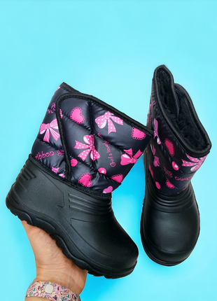 Розпродаж дитячі чобітки чорного кольору з принтом рожевого кольору, всередині штучне хутро!