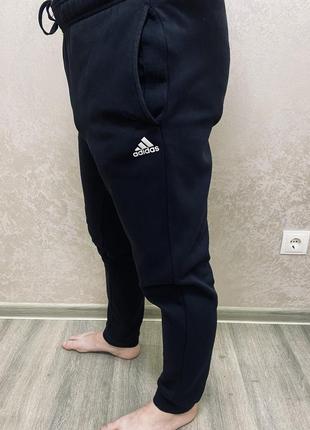 Adidas s/m оригинал usa в наличии мужские черные базовые спортивные штаны размер s/m на флиссе с логотипом adidas оригинал снизу на манжетах8 фото