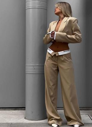 Бежевий жіночий брючний костюм вкорочений піджак штани палаццо широкі шорти класичний костюм