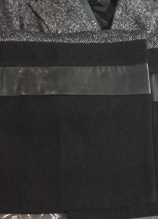 Женское шерстяное пальто с кожанной отделкой в елочку в чёрном цвете.5 фото
