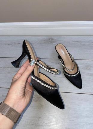 Туфли с камушками стильные черные атласные туфли с стразами трендові чорні атласні туфлі з камінням з стразами в стилі amina muaddi1 фото