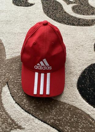 Червона кепка бейс adidas