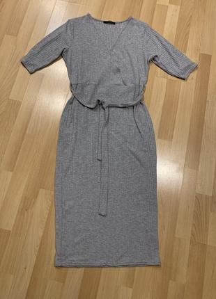 Силуетне сіре трикотажне плаття в рубчик2 фото