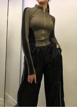 Костюм жіночий хакі лонгслів на блискавці чорні штани карго вільного крою на високій посадці якісний трендовий