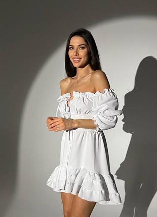 Белое платье с открытыми плечами3 фото