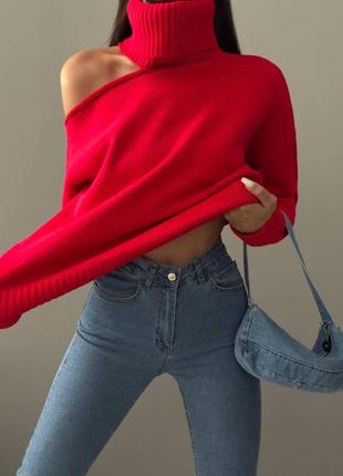 Теплий жіночий светр з відкритим плечем3 фото