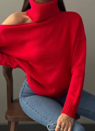 Теплий жіночий светр з відкритим плечем2 фото