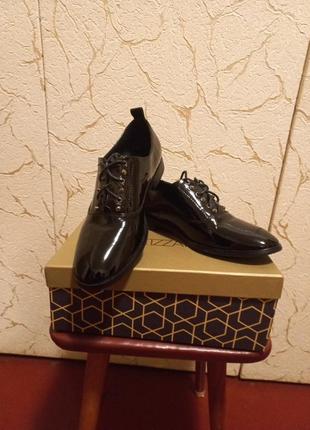 Новые лаковые туфли 40 г.