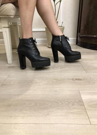 Чобітки на підборах, розмір 40