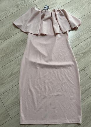 Сукня міді літня з воланом відкриті плечі пудрова нарядна по фігурі