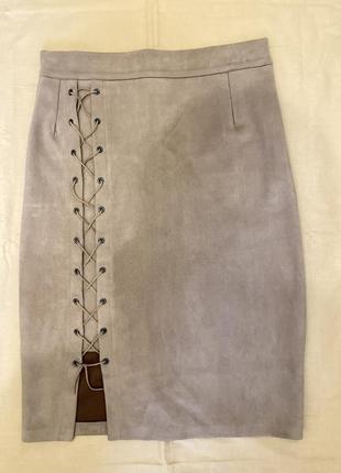 Спідниця з розрізом переплетеним