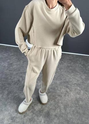 Бежевий жіночий спортивний костюм оверсайз вільного крою штани вкорочене худі прогулянковий костюм повсякденний3 фото