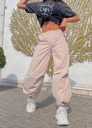 Бежеві жіночі штани карго широкі штани з плащівки парашути з фіксаторами знизу