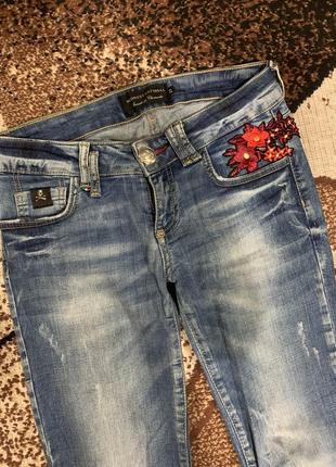 Джинсы amn голубые с вышивкой прямые