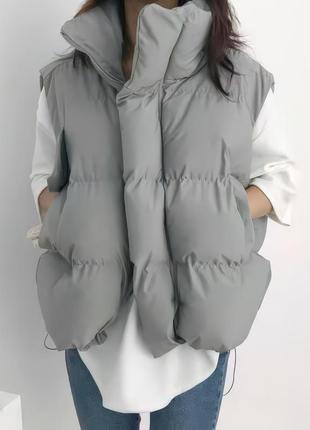 Женская дутая жилетка с карманами однотонная матовая резинка-затяжка внизу2 фото