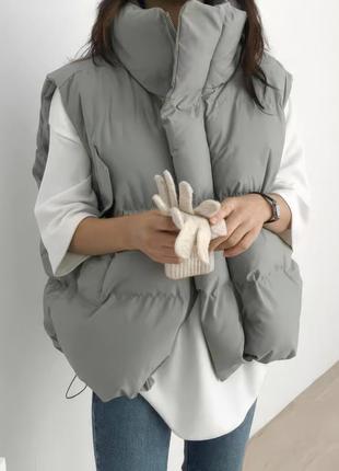 Женская дутая жилетка с карманами однотонная матовая резинка-затяжка внизу3 фото