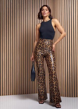 Стильні леопардові жіночі штани кльош леопардові брюки еко-шкіра розкльошені штани леопард шкіряні штани з леопардовим принтом