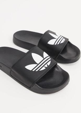 Adidas adilette чорного кольору. розмір: us7 / 25.5cm