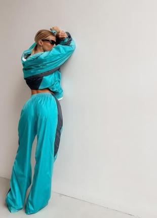 Женский спортивный костюм оверсайз с плащевки ветровка на молнии + штаны клеш высокая посадка на резинке10 фото