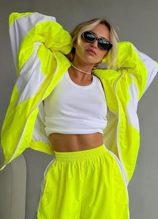 Женский спортивный костюм оверсайз с плащевки ветровка на молнии + штаны клеш высокая посадка на резинке3 фото