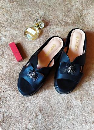 Зручні базові шльопанці на платформі з цыкадами