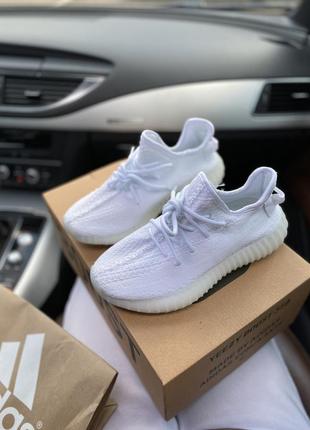 Шикарные кроссовки изи буст adidas yeezy boost