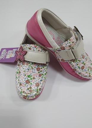 Туфлі -мокасини для дівчинки.