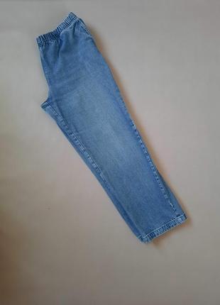Базовые женские прямые джинсы на резинке.3 фото