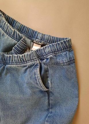 Базовые женские прямые джинсы на резинке.4 фото