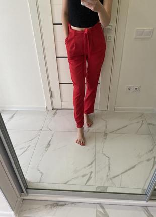 Красные брюки1 фото