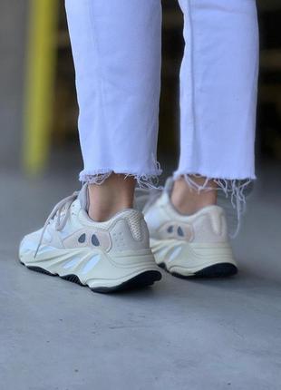 Adidas yeezy 700 analog шикарные женские кроссовки адидас бежевый цвет (36-40)💜4 фото