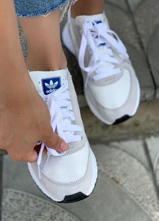 Adidas Ozelio белые женские на ноге