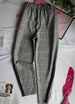 Стильні штани у клітинку сірі з лампасами має кишені брюки прямі5 фото