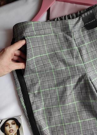 Стильні штани у клітинку сірі з лампасами має кишені брюки прямі4 фото