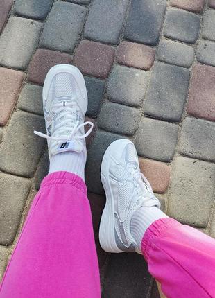Белые женские спортивные кроссовки под бренд4 фото