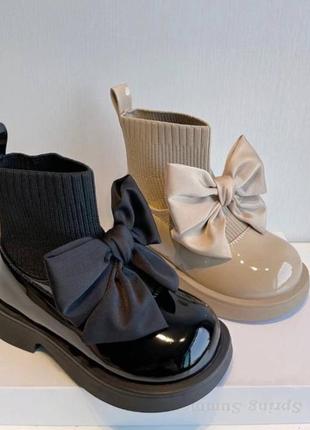 Неймовірно круті туфлі-черевички для дівчаток !
верх -еколак 
всередині на флісі
легенькі та зручні 
дуже стильні !