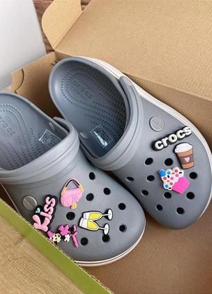 Женские кроксы на платформе crocs crocband platform clog light grey/rose серые