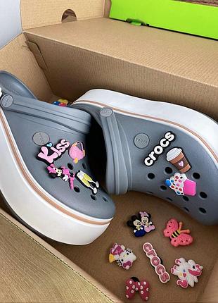 Женские кроксы на платформе crocs crocband platform clog light grey/rose серые