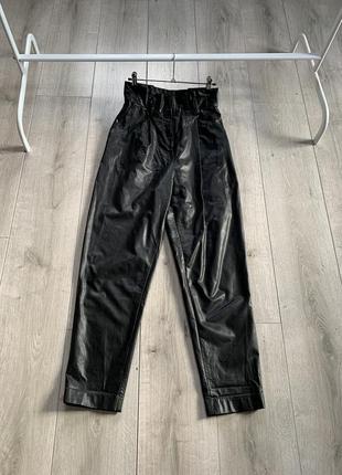 Шкіряні штани брюки  на високій посадці розмір s чорного кольору еко шкіра