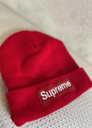 Стильна червона шапка з логотипом supreme