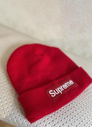 Стильна червона шапка з логотипом supreme5 фото
