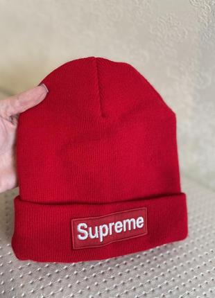 Стильна червона шапка з логотипом supreme3 фото