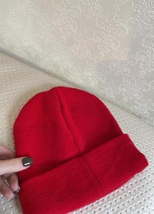 Стильна червона шапка з логотипом supreme2 фото