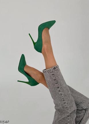 Туфли лодочки на каблуке шпильке зеленые с узким носком7 фото