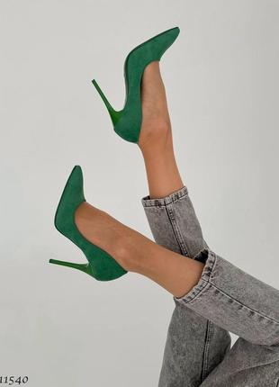 Туфли лодочки на каблуке шпильке зеленые с узким носком6 фото