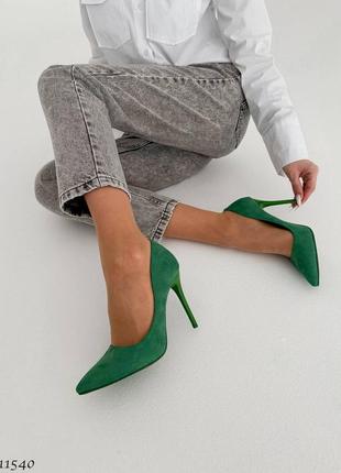 Туфли лодочки на каблуке шпильке зеленые с узким носком3 фото