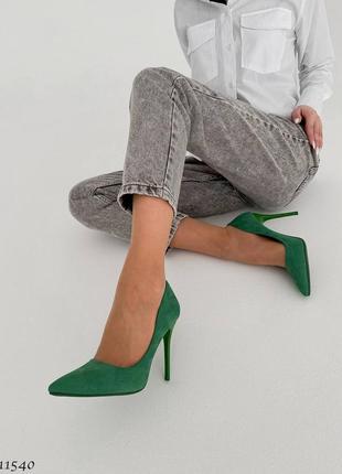 Туфли лодочки на каблуке шпильке зеленые с узким носком8 фото