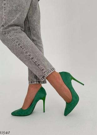 Туфли лодочки на каблуке шпильке зеленые с узким носком5 фото
