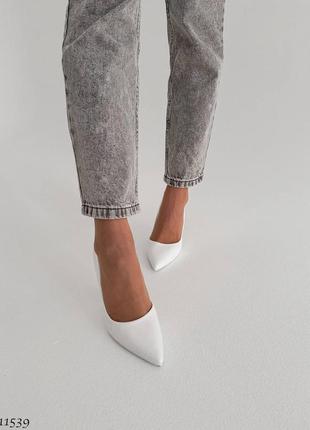 Туфли лодочки белые на каблуке шпильке лаковые с узким носком5 фото